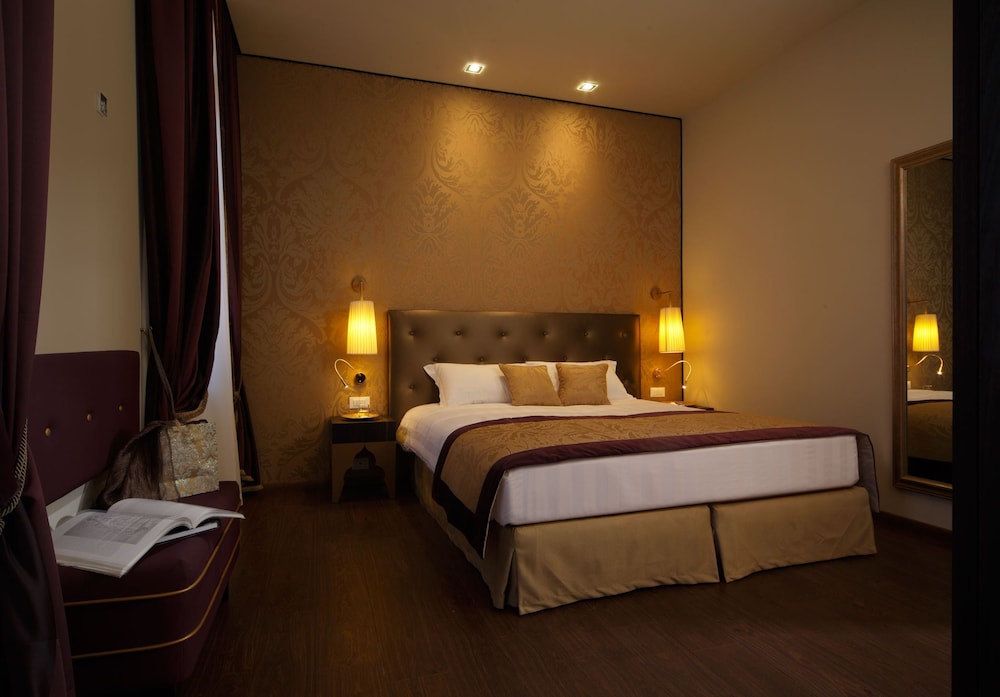 Arcadia Hotel 7/38