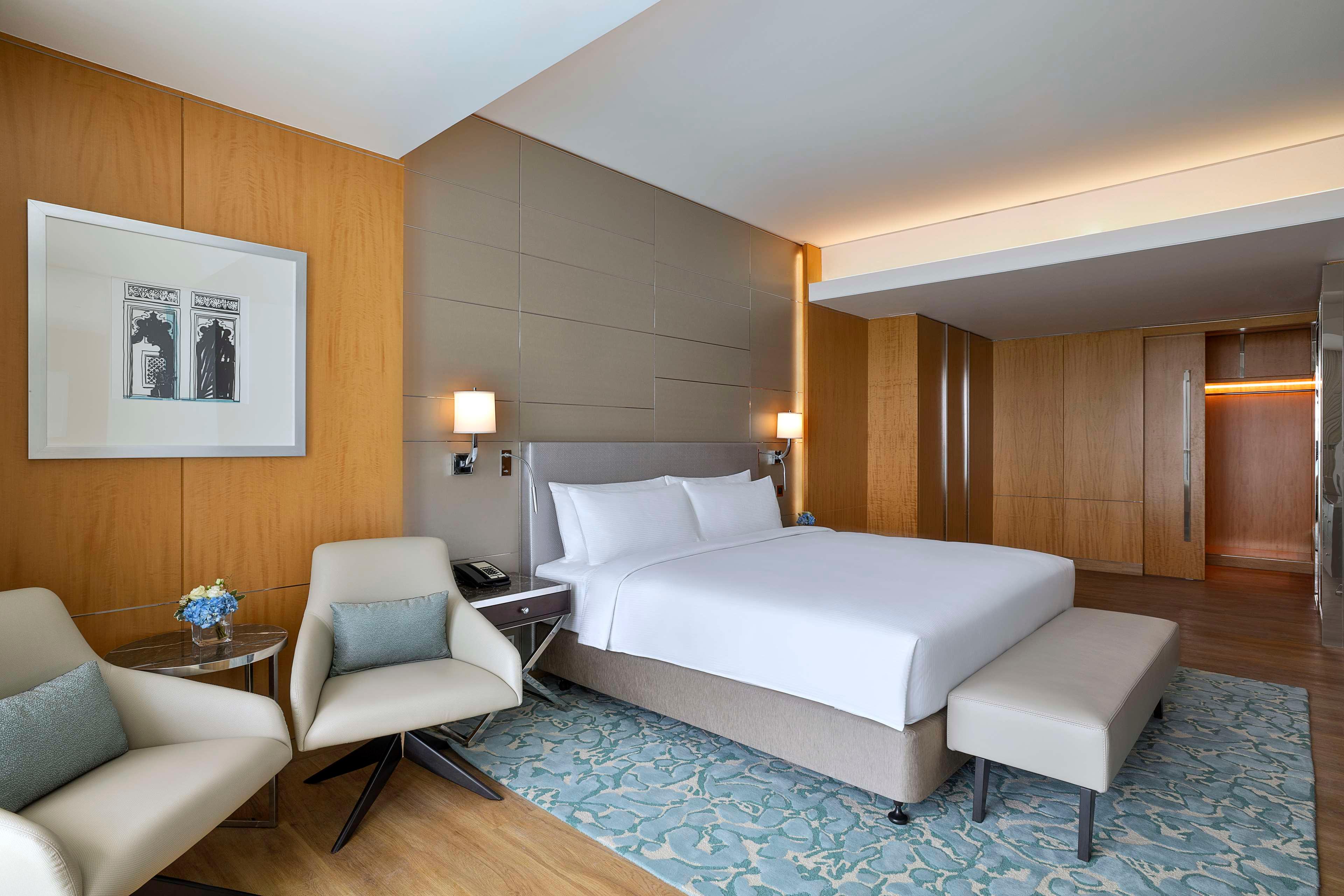 EXECUTIVE, SUITE, KING BED, SEA VIEW, BALCONY