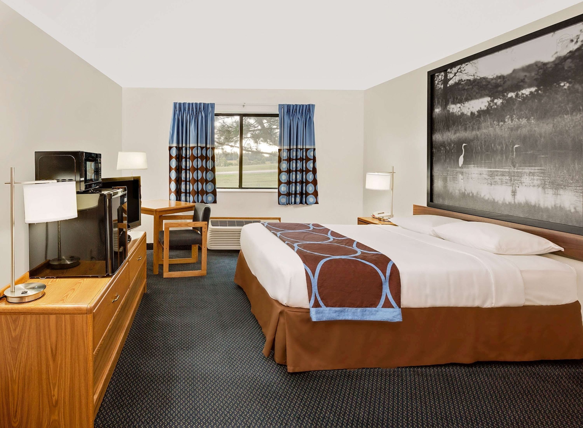 غرفة بسرير كوين