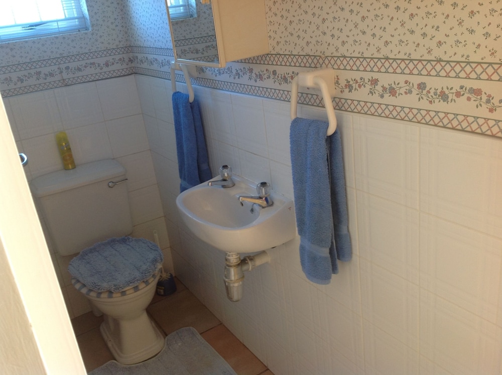 T'niqua Stable Inn 48/50