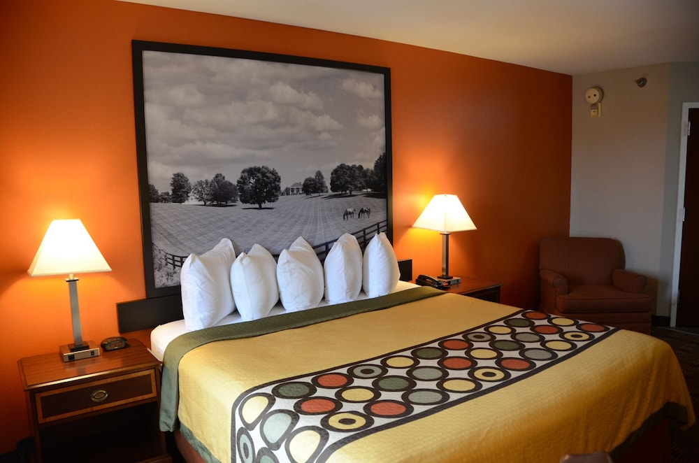 Super 8 by Wyndham Louisville/Expo Center 11/32