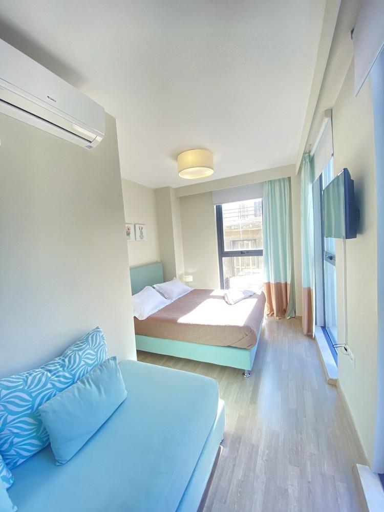 Deluxe, Suite, Queen Bed, City View