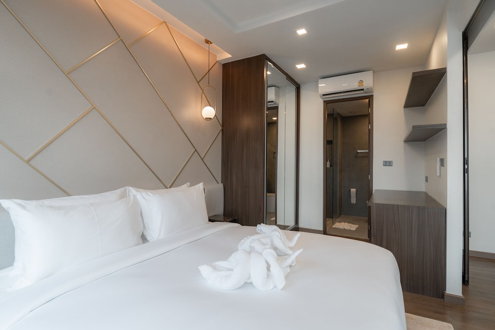 DELUXE, KING BED