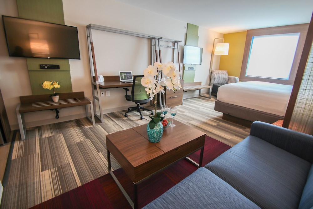 Holiday Inn Express & Suites Miami Airport East 46/69