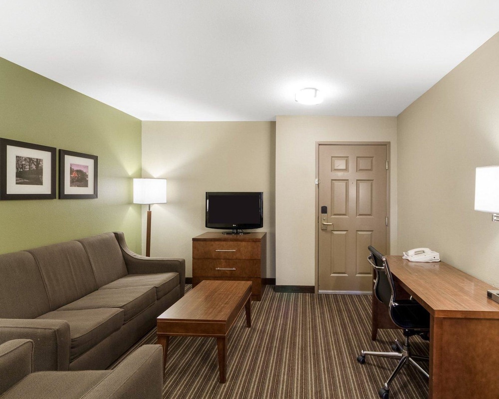 Comfort Inn & Suites Fayetteville-University Area 20/35