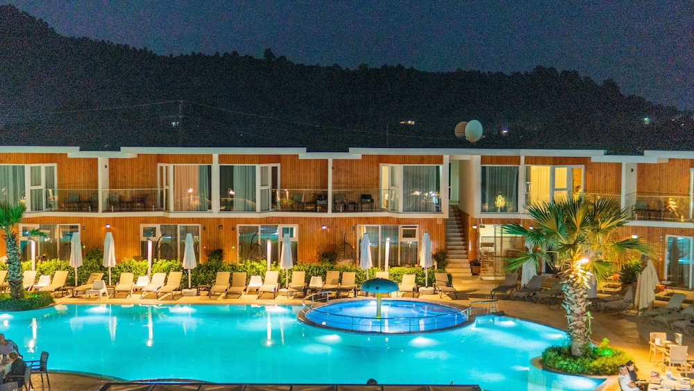 Riva Hill Resort 1/48
