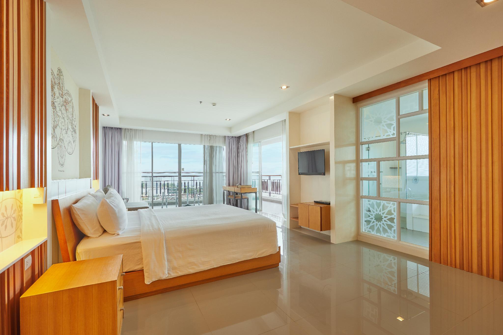 Suite, Queen Bed, North Wing