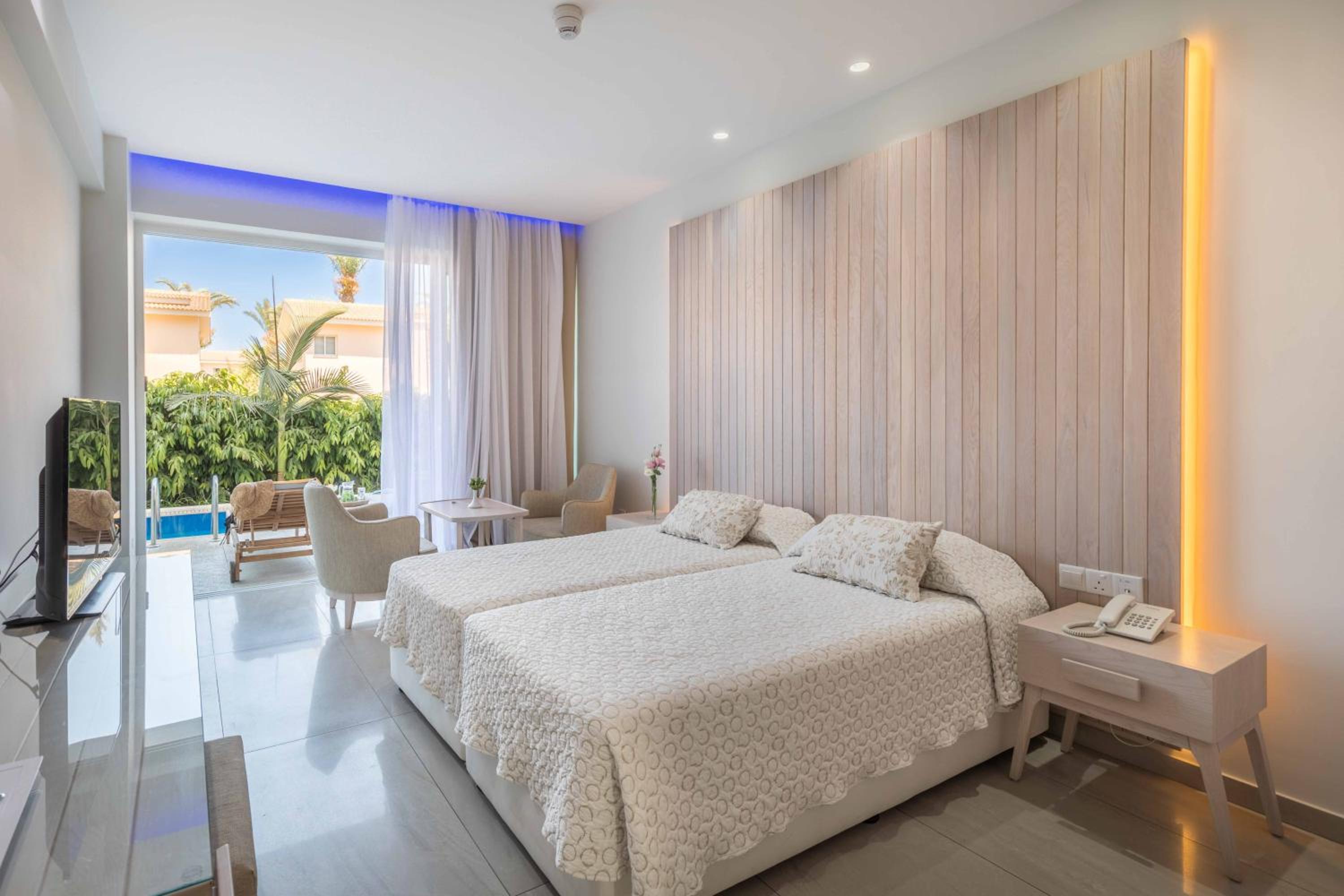 Swim Up, Double or Twin Bed, Inland View
