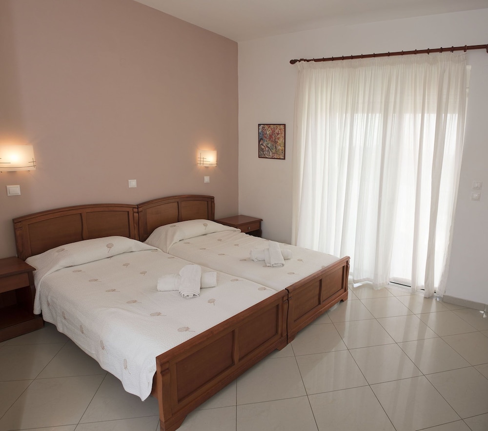 CLASSIC, STUDIO, TWIN BEDS, GARDEN VIEW, KITCHENETTE