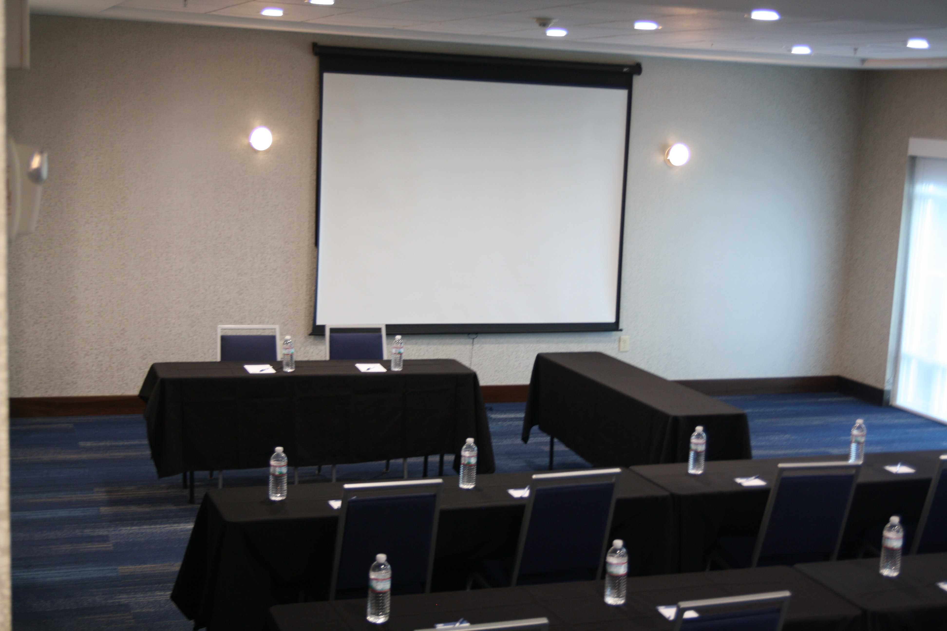 Holiday Inn Express Suites Cincinnati Mason 41/49