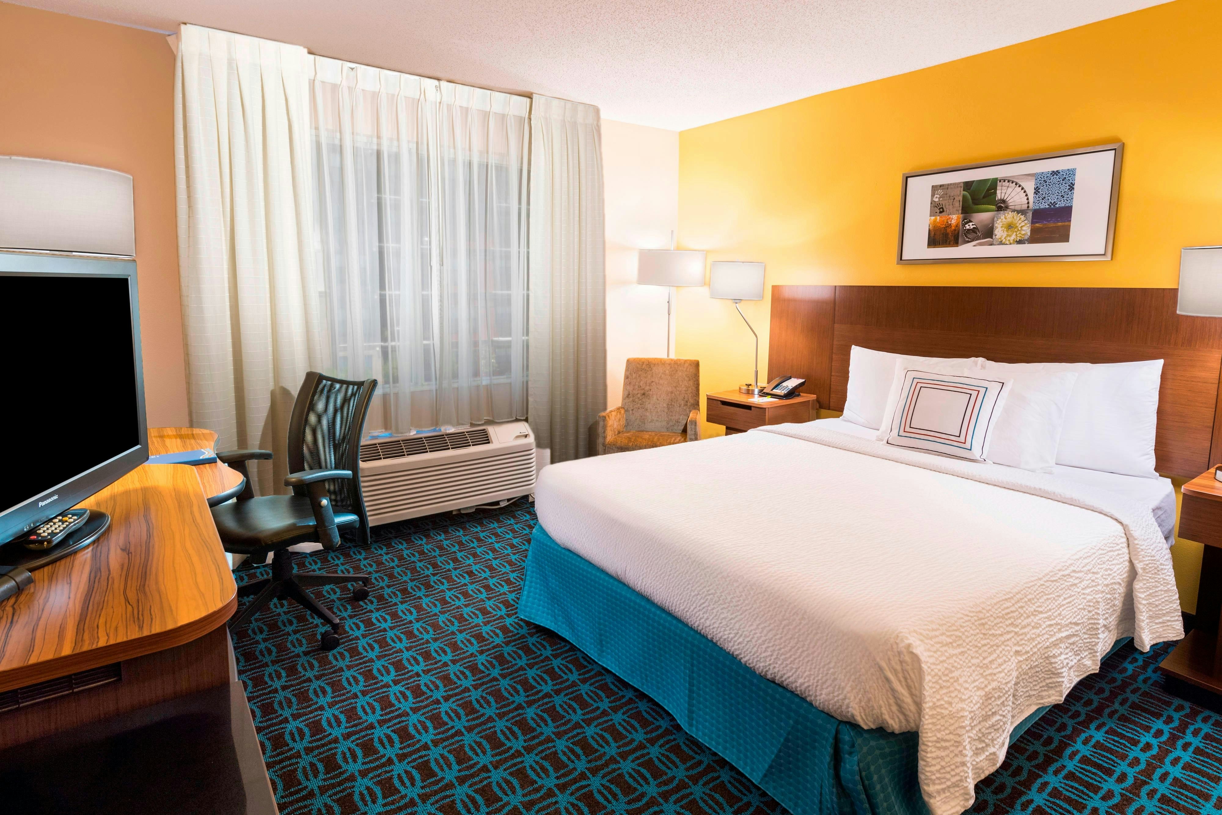 ROOM, QUEEN BED