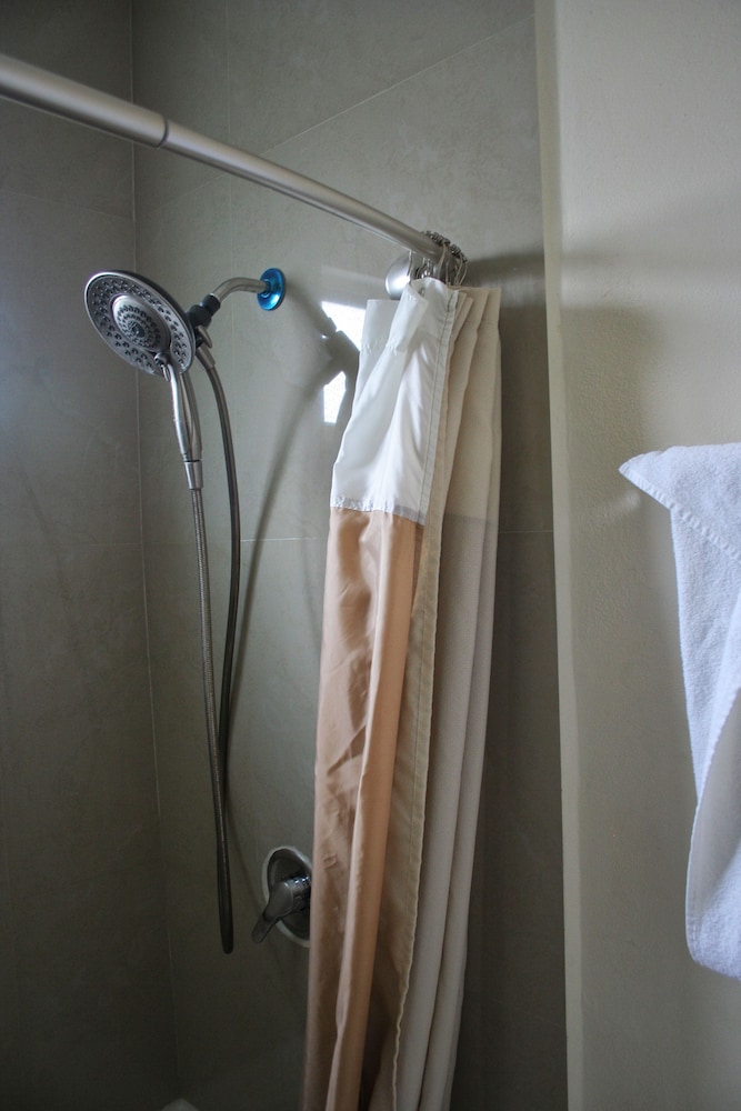 Hotel El Camino Inn and Suites 20/50