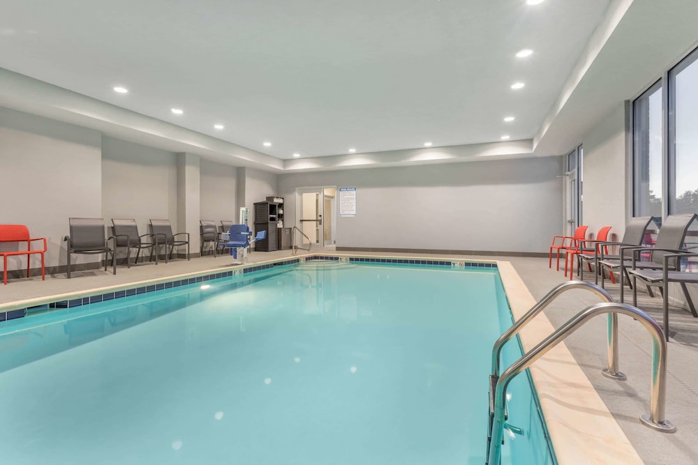 La Quinta Inn & Suites by Wyndham Bloomington 33/64