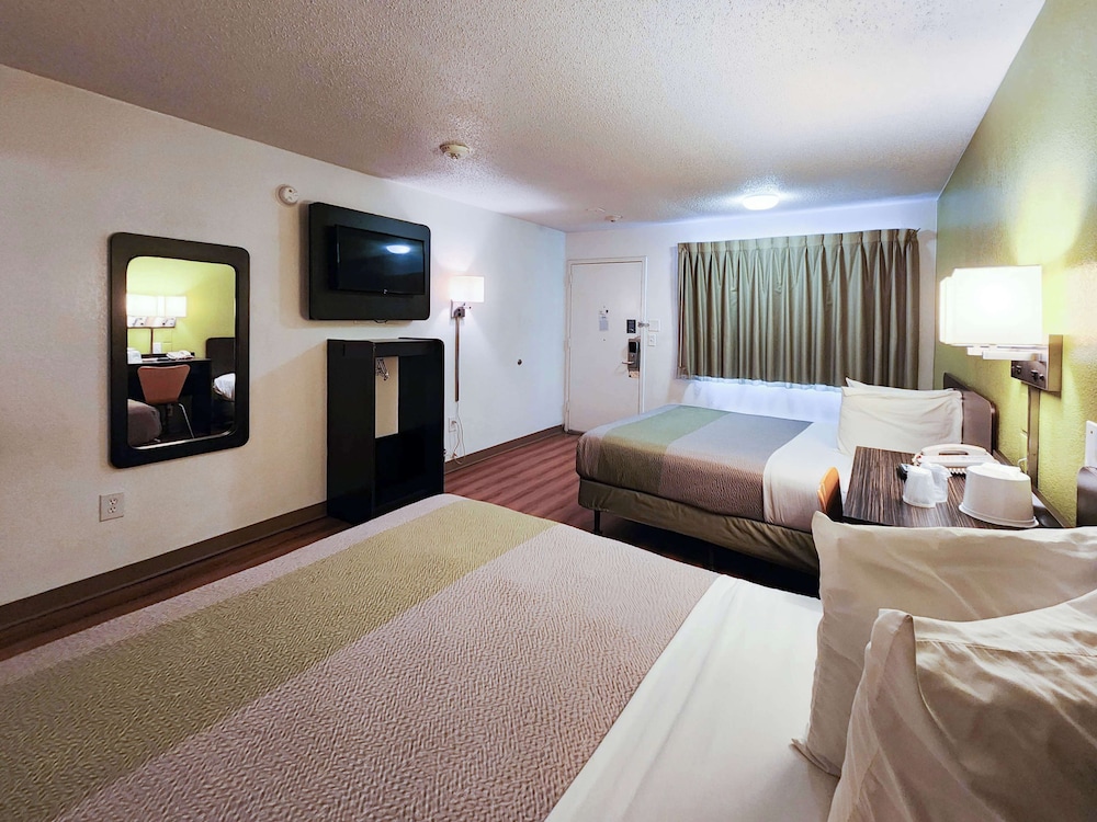 2 Queen Beds - ADA/RI Shower/Micfridge