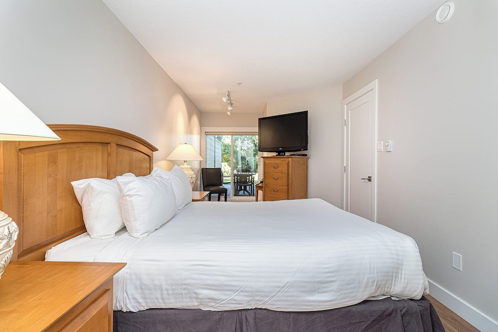 1 Bedroom, Basic, Apartment, Queen Bed, Sofa, Kitchen, Garden Area