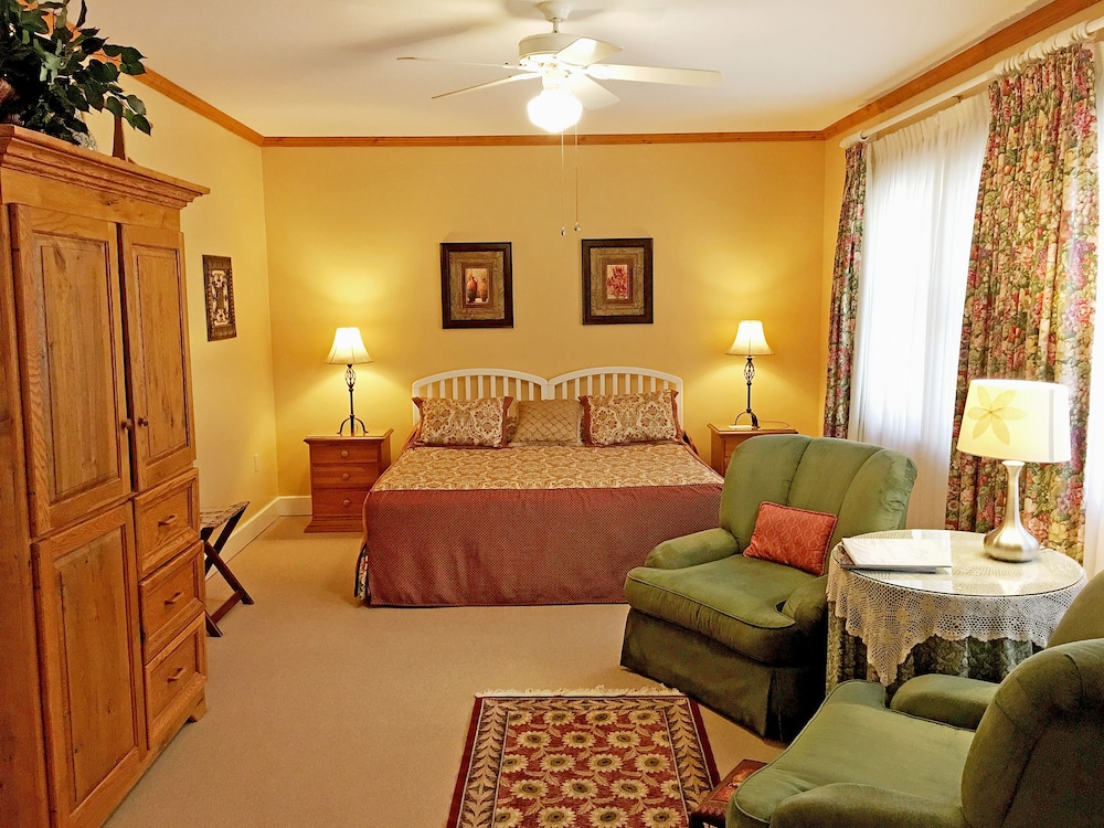 Highland Lake Inn & Resort 51/77