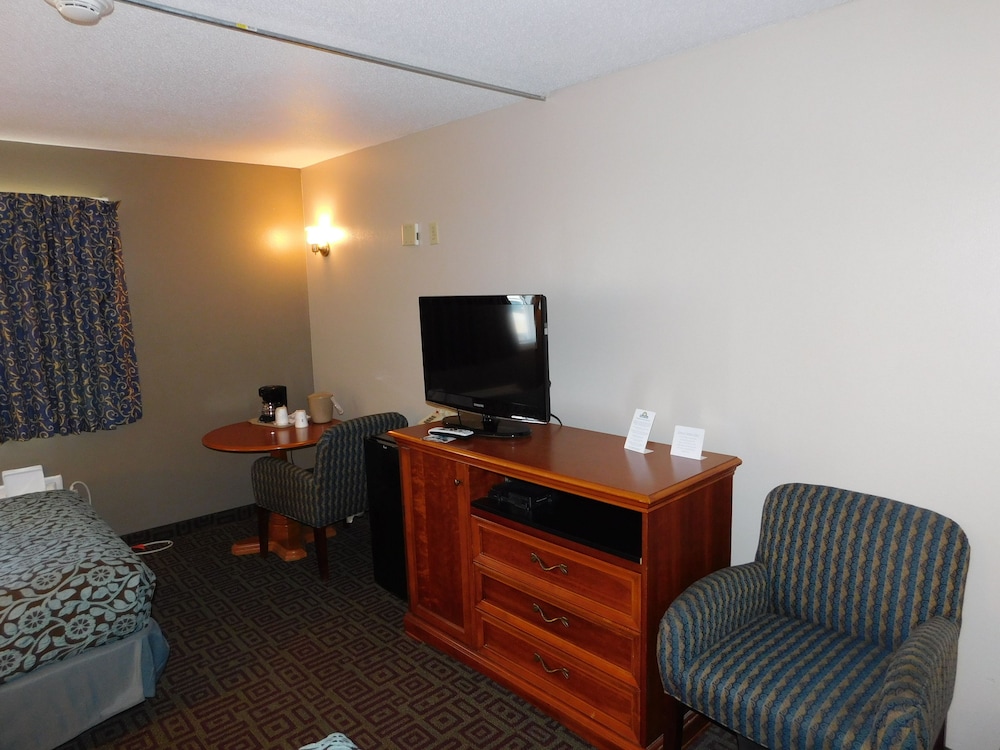 Days Inn by Wyndham West Branch Iowa City Area 19/42