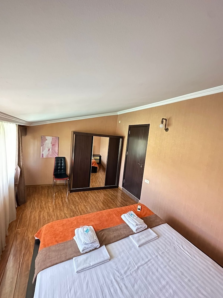 Piano Hotel 13/51