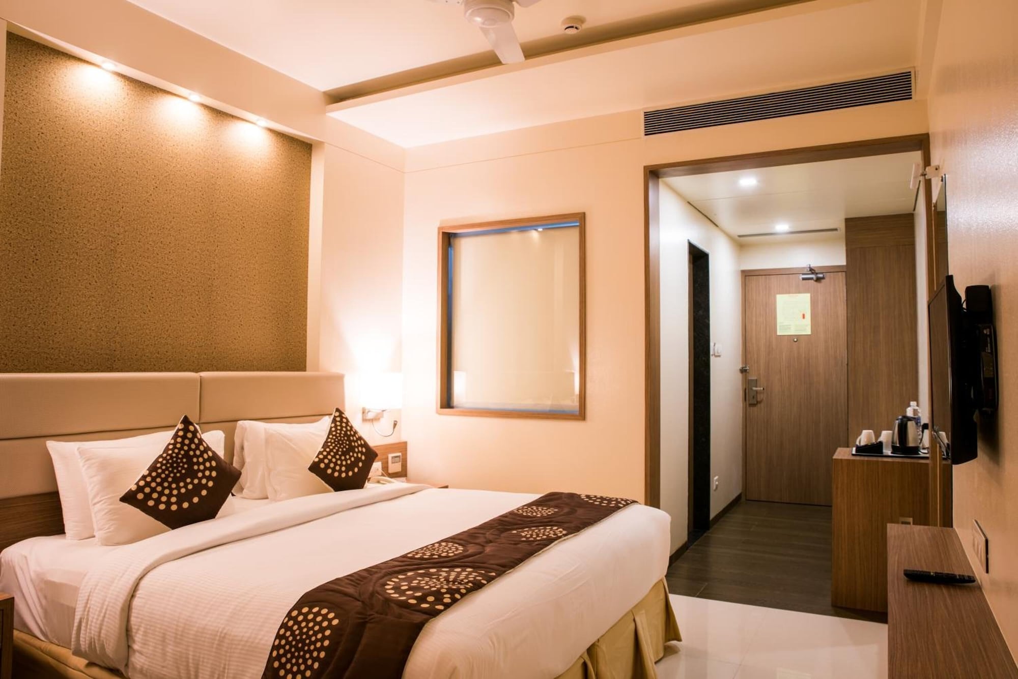 EXECUTIVE, KING BED