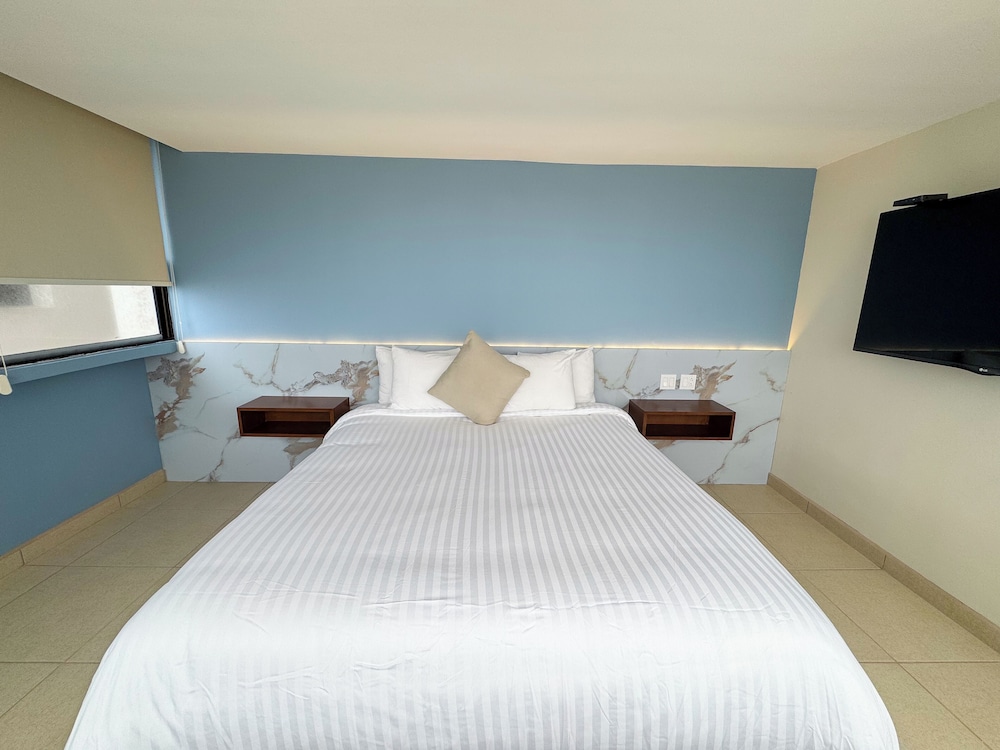 Corona Plaza Hotel 30/70