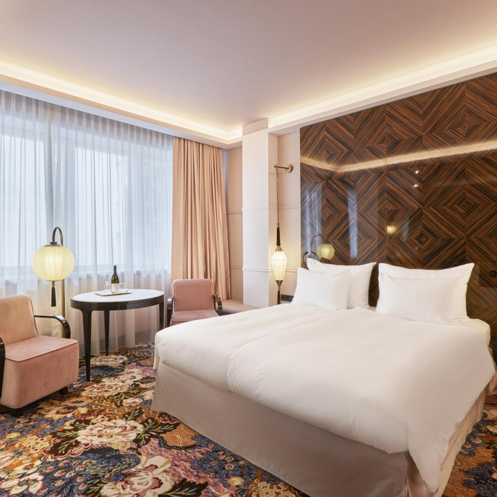 غرفة مريحة بسرير كينج