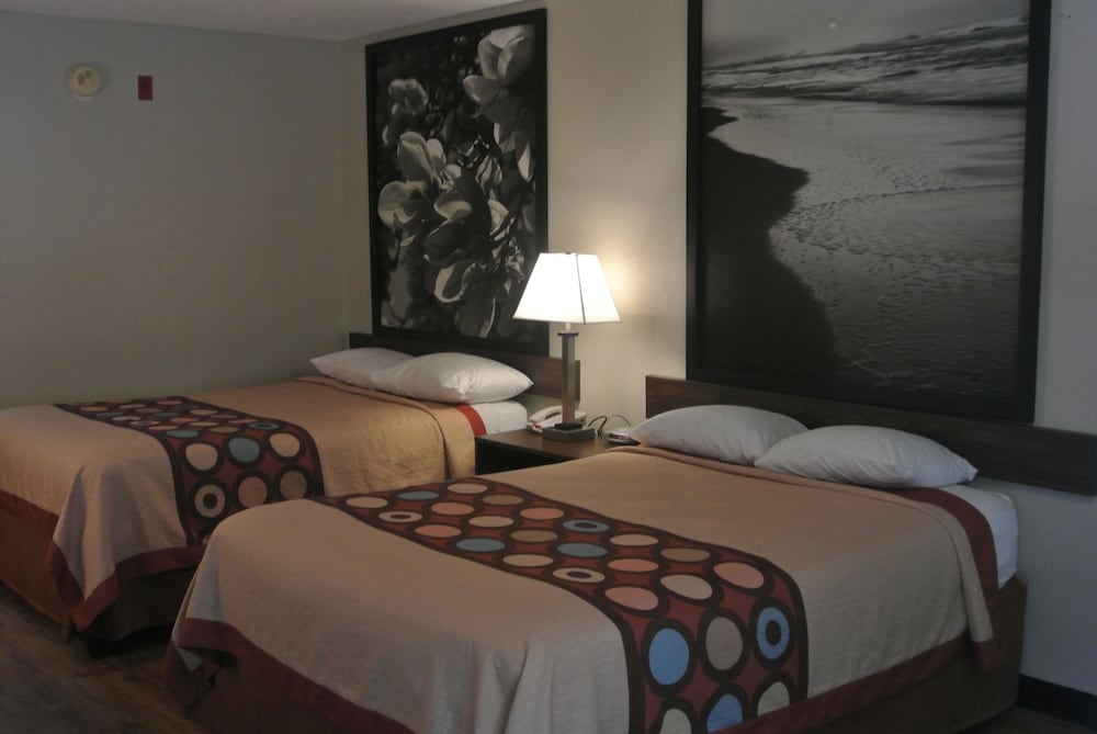 Super 8 by Wyndham Fayetteville 8/39