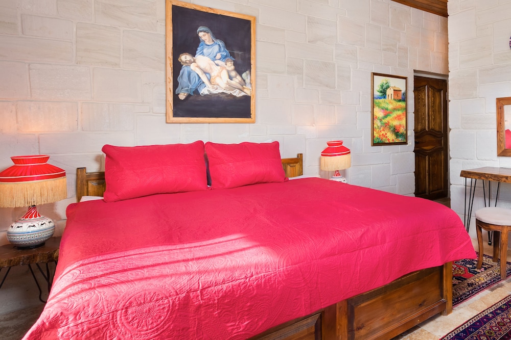 Megaron Cave Hotel 9/46