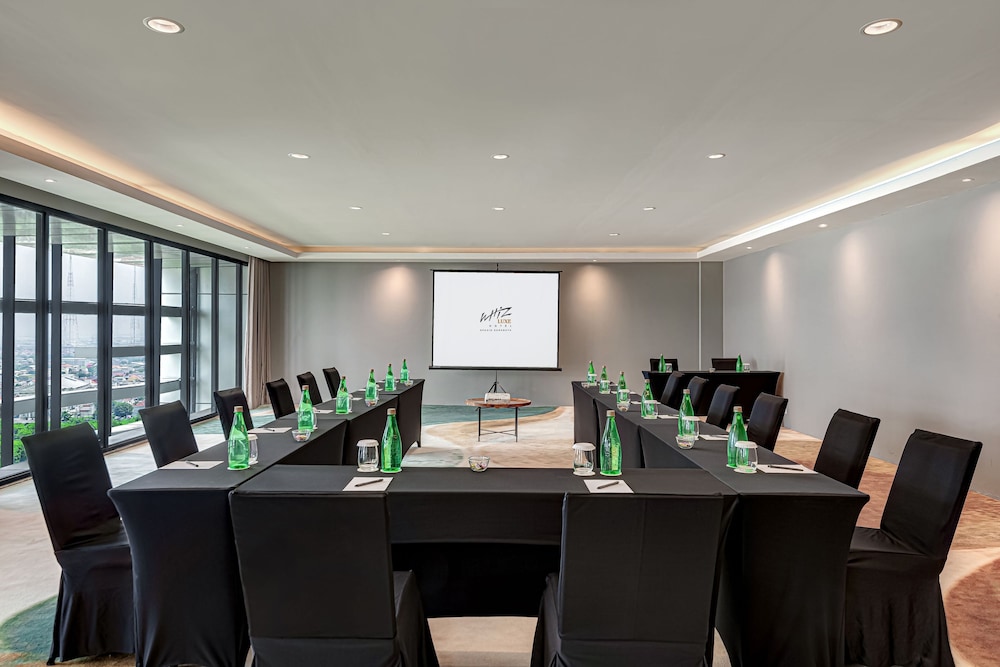 Whiz Luxe Hotel Spazio Surabaya 25/29