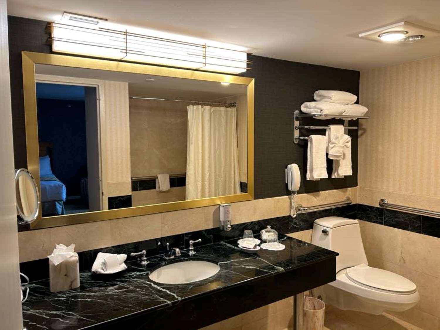 جناح بسرير كينج مع أريكة، Inn At Great Neck 3/3