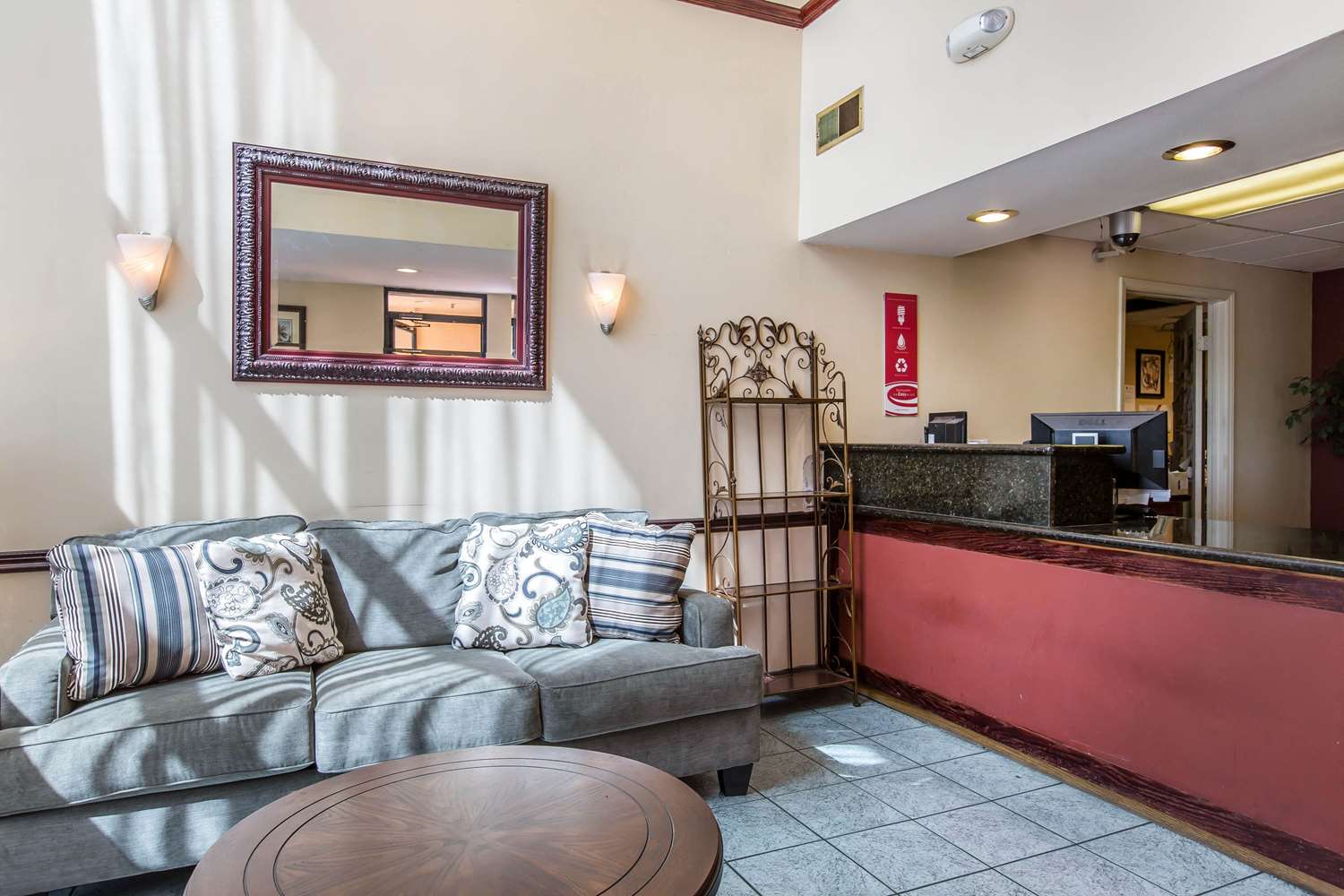Econo Lodge Inn & Suites Riverside Corona 23/34