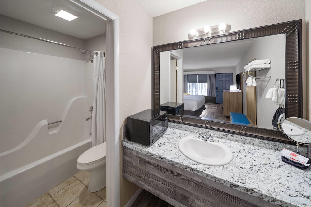 غرفة بسرير كينج يُسمح فيها بالحيوانات الأليفة، Days Inn by Wyndham Branson Ozarks 3/4