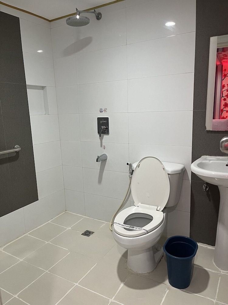 Hotel Sogo Quirino Motor Drive Inn 53/56