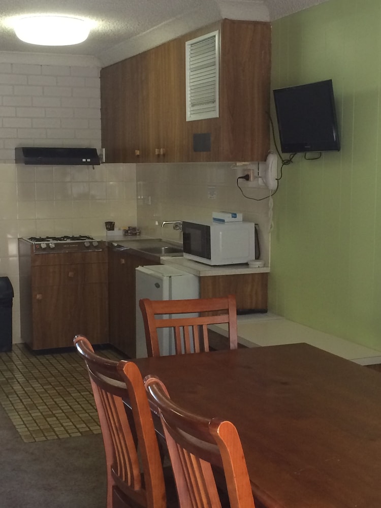 TUMUT VALLEY MOTEL 27/32