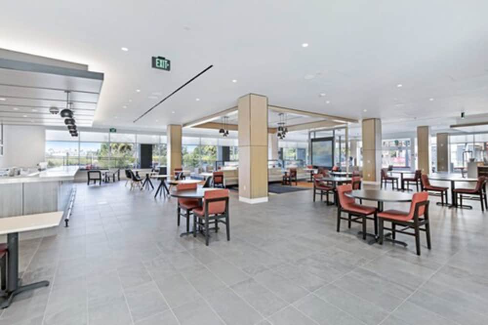 Hyatt House LA University Medical Center 30/48