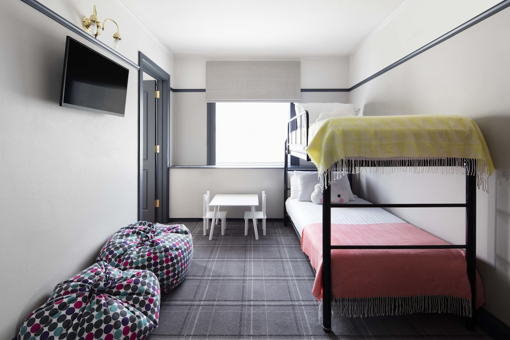Brassey Hotel 23/36