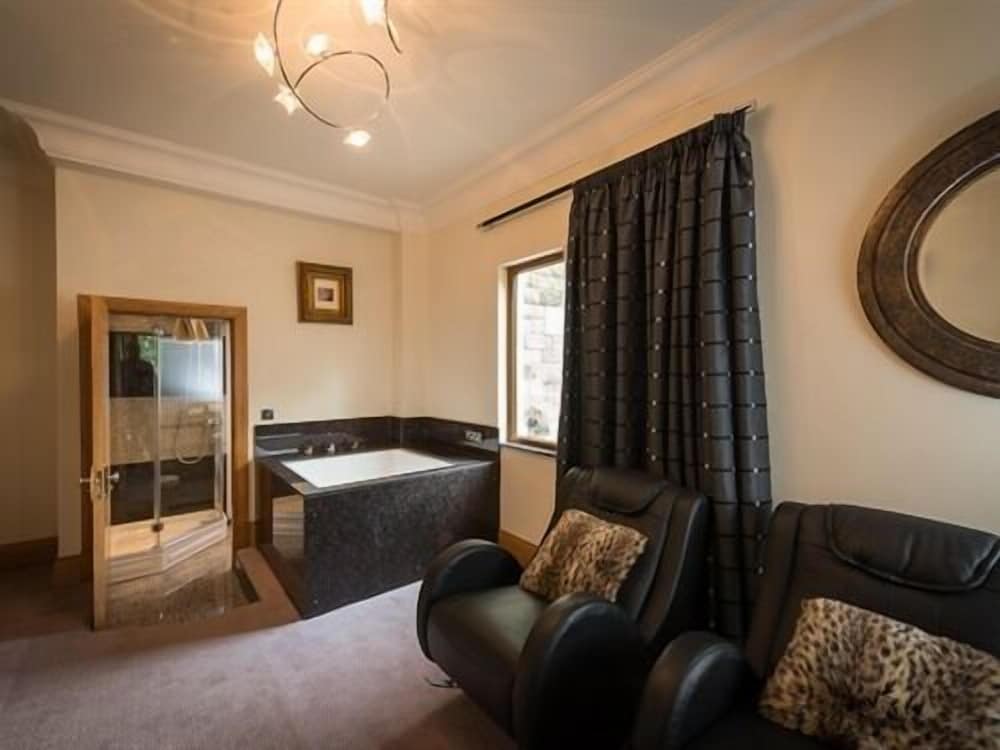 The Saddleworth Hotel 25/42