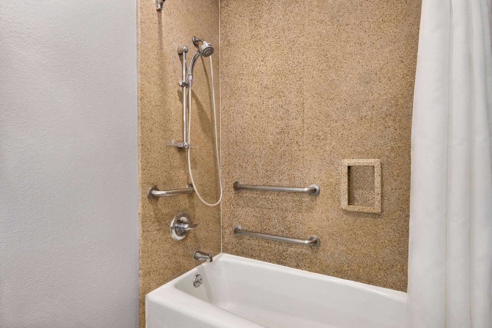 جناح بسرير كينج وسرير مزدوج، Days Inn & Suites by Wyndham Houston Hobby Airport 4/5