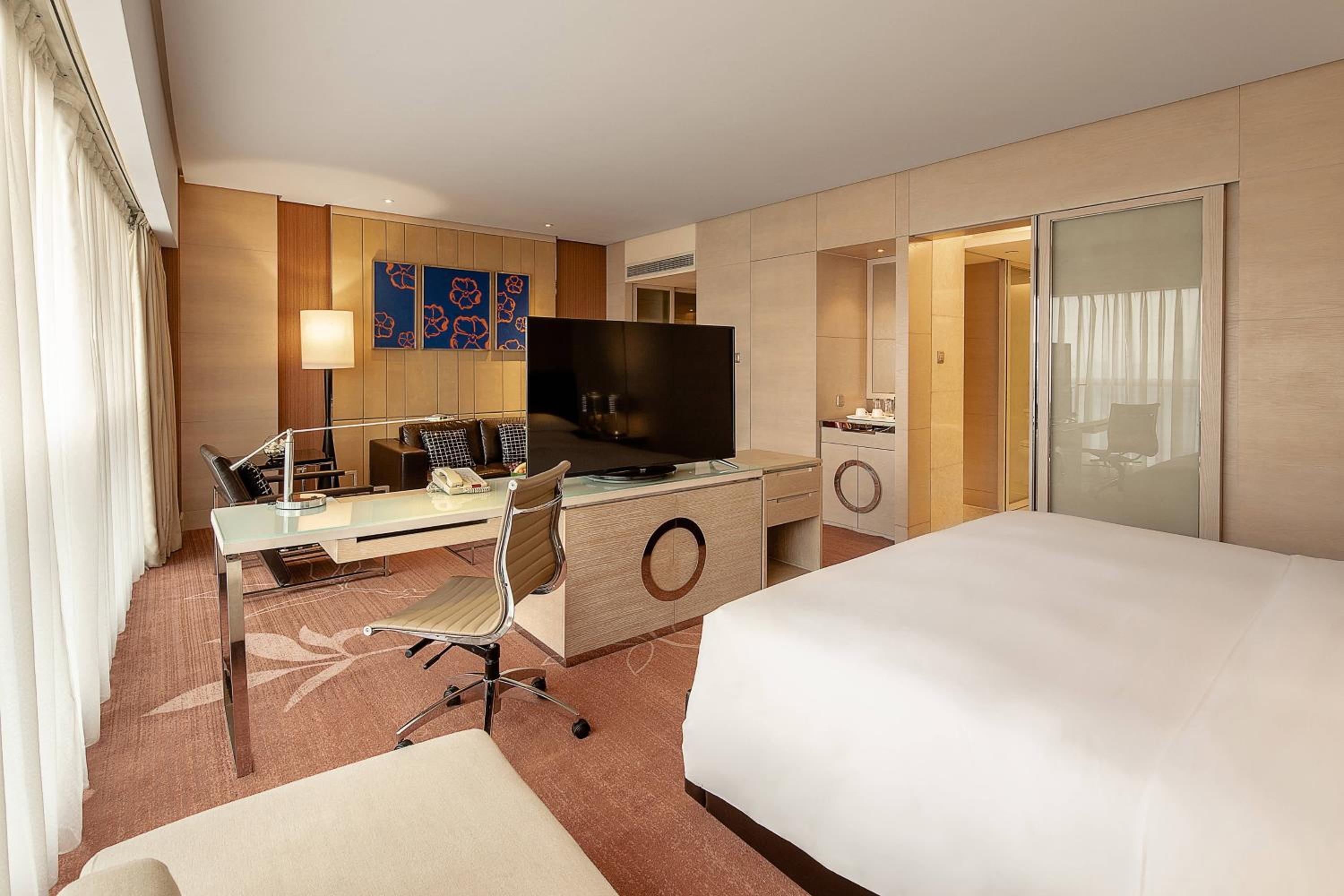 Suite, King Bed, Club Lounge Access, High Floor
