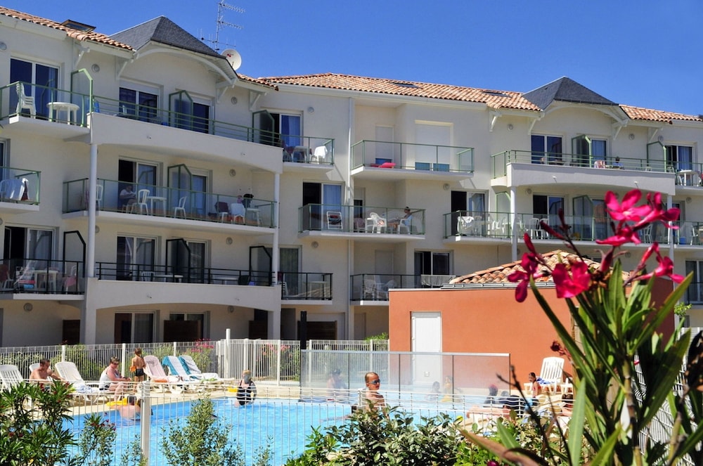 Residence Les Jardins de l Amiraute - Vacanceole in LES SABLES DOLONNE