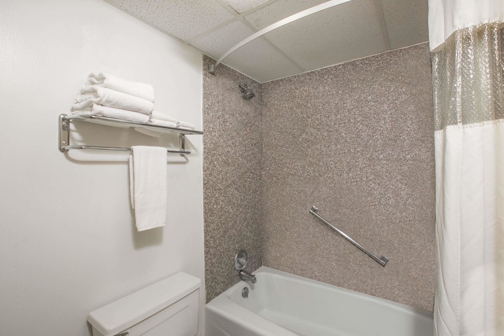 Travelodge by Wyndham Great Bend 29/32