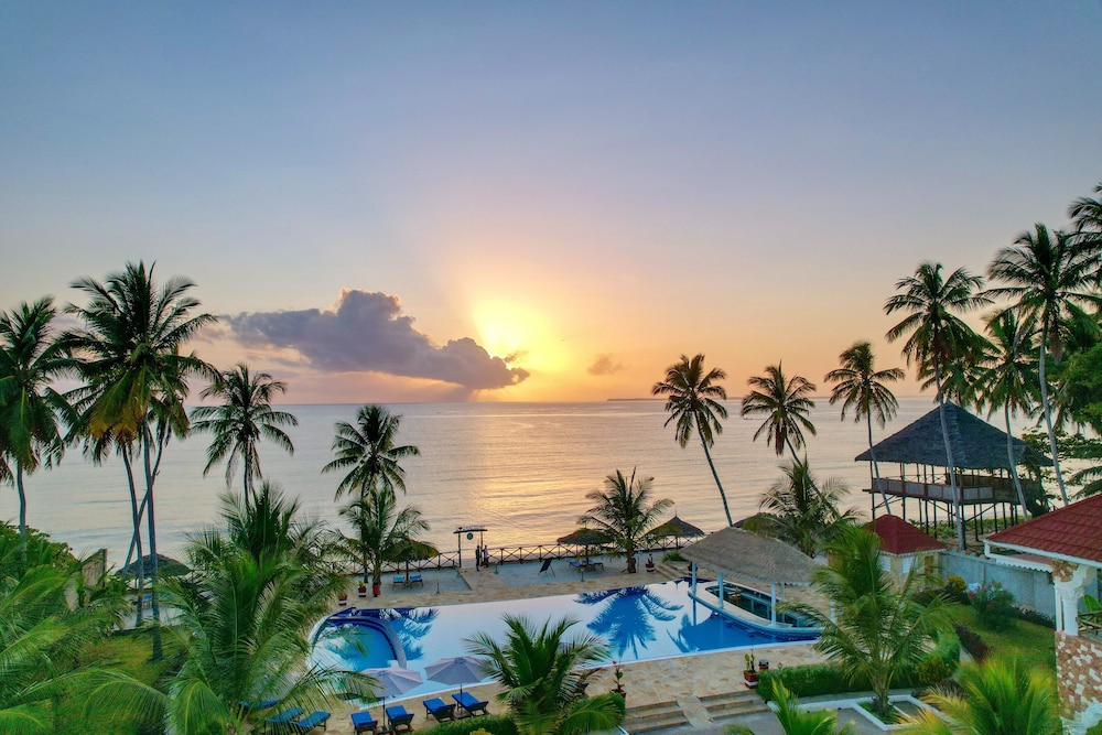 Sunny Palms Beach Bungalows 54/65
