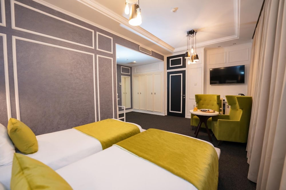 DELUXE, DOUBLE OR TWIN BED