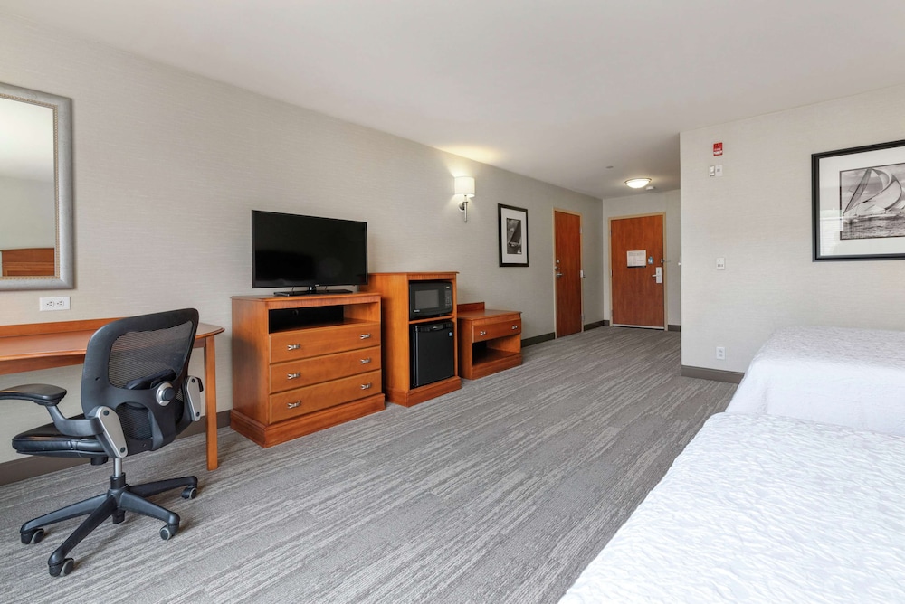Hampton Inn and Suites Mystic 16/56
