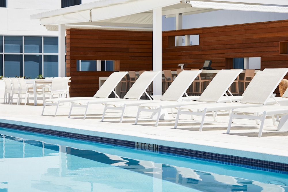 AC Hotel by Marriott Miami Aventura 56/59