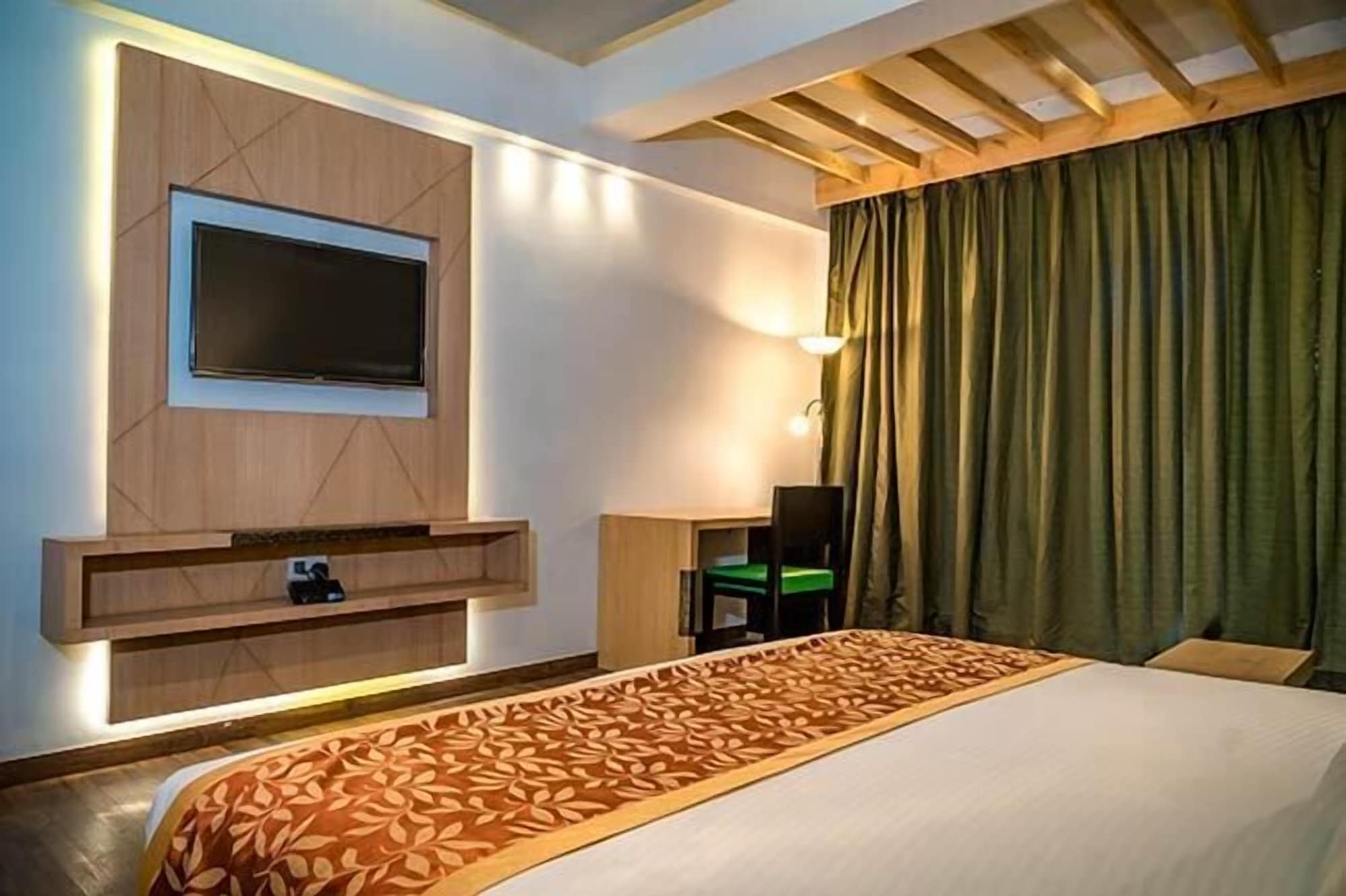 DELUXE, LAKE VIEW, BALCONY
