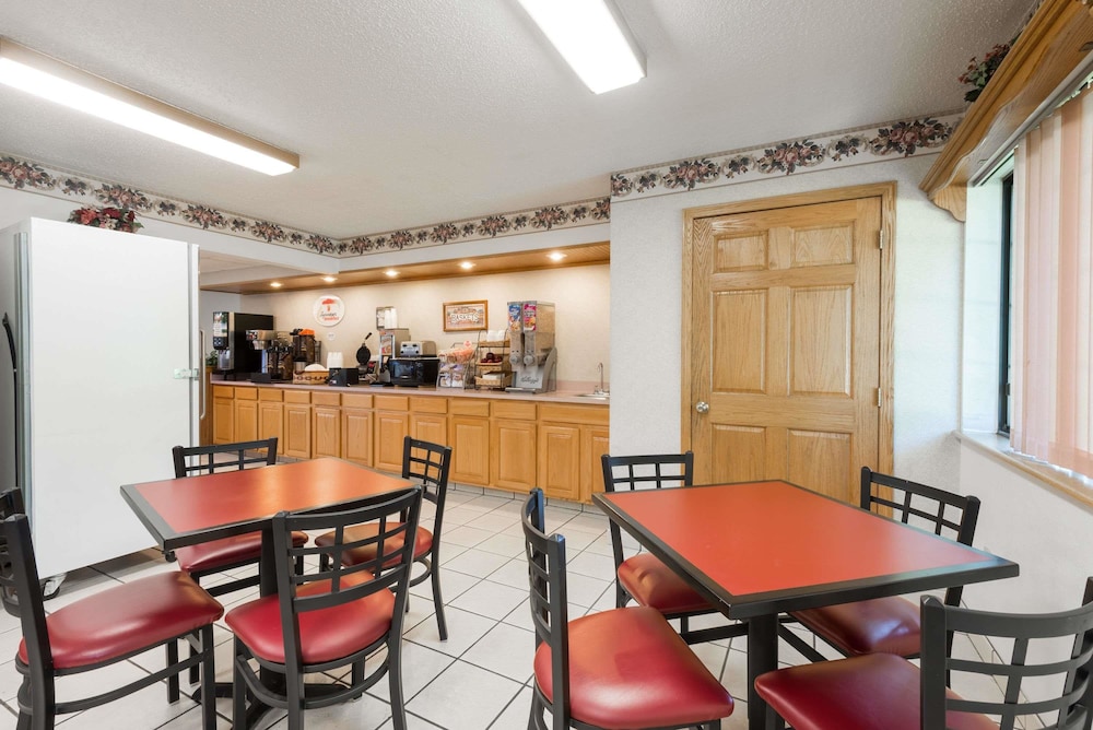 Super 8 Motel Coshocton Roscoe Village Area 13/16
