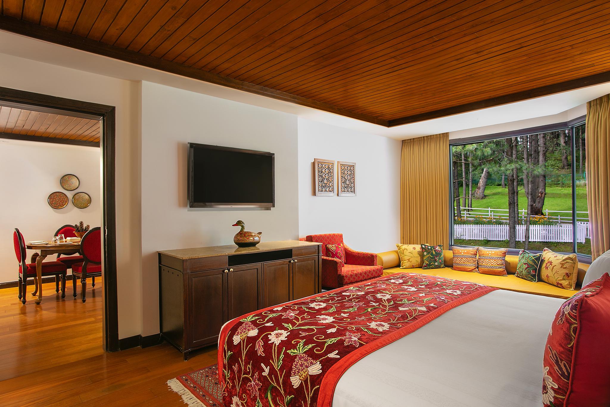 Room, King Bed, Pine View