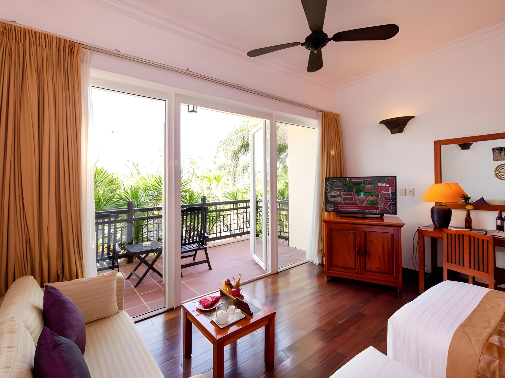 Room, River View