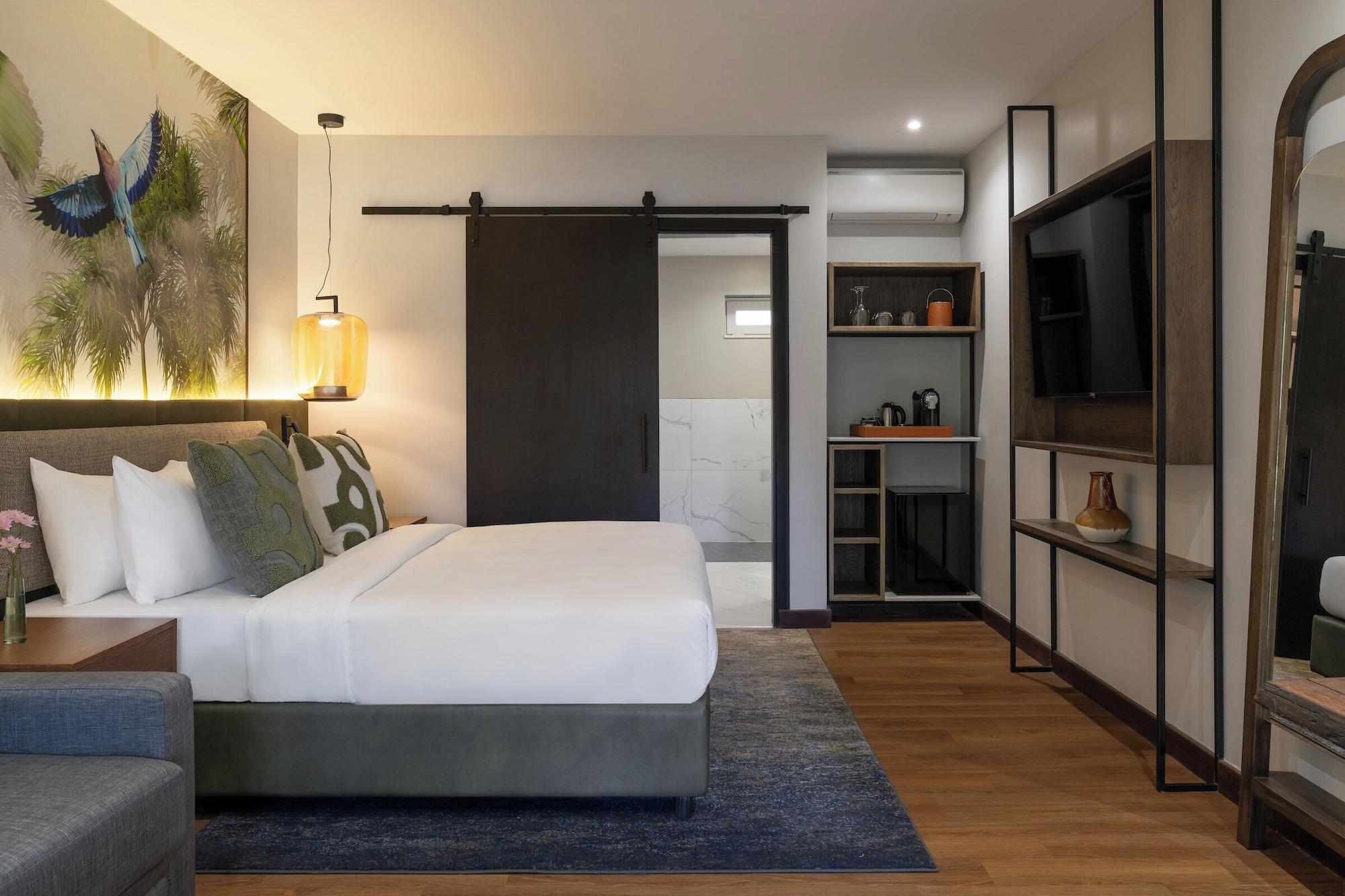 Family, Queen Bed