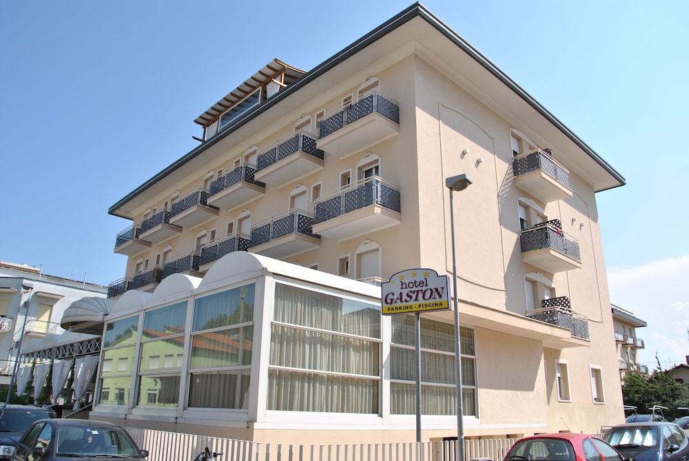 Gaston Hotel 1/45